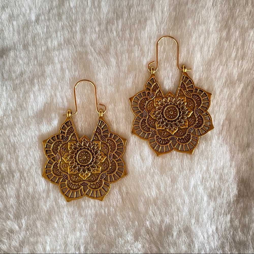 NWOT 🛍 Bundle for DISCOUNTS off Merch & Shipping